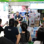 ผู้อำนวยการ อ.ส.ค. ให้เกียรติเยี่ยมชมร้านกาชาดกระทรวงเกษตรและสหกรณ์ S 30392326