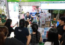 ผู้อำนวยการ อ.ส.ค. ให้เกียรติเยี่ยมชมร้านกาชาดกระทรวงเกษตรและสหกรณ์ S 30392326